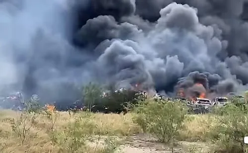 Incendio consume vehículos en corralón de Reynosa, Tamaulipas; fuego se propagó por fuertes vientos