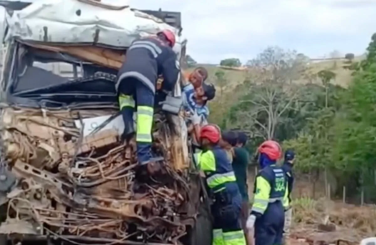 Caminhoneiro fica preso às ferragens após colisão violenta na BR-364, em Rondônia