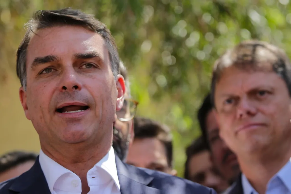 "Bolsonaro pediu patrocínio e Lula pediu propina", diz Flávio sobre Master