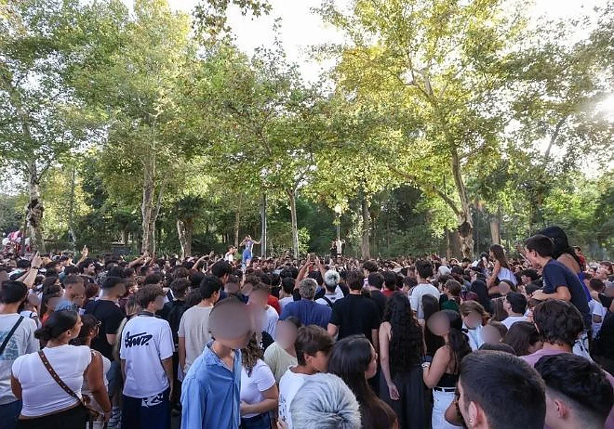 Miles de jóvenes abarrotan la Plaza de España para «farmear aura»: el fenómeno viral que desconcierta a los adultos llega a Sevilla