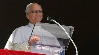 Operan con éxito al Papa León XIV