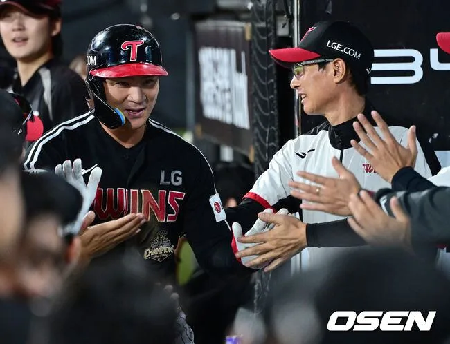 [사진]2루타 대신 투런포 터트린 오지환 맞이한 LG 염경엽 감독의 미소