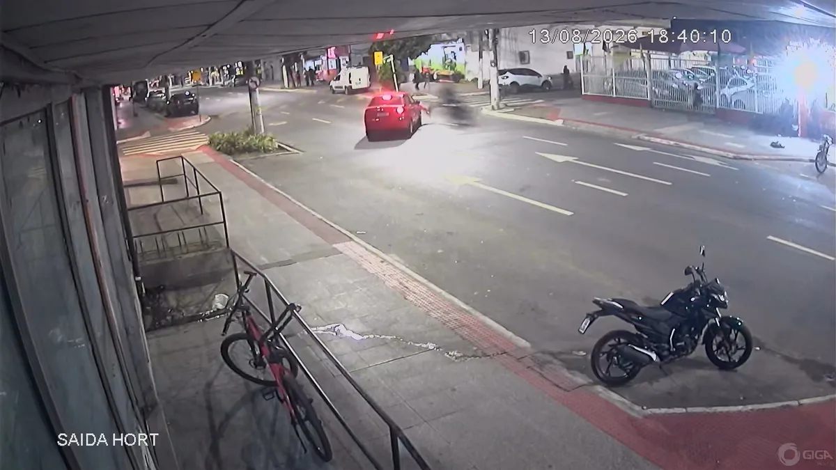 Motociclista entra na contramão e provoca acidente na Serra; veja vídeo