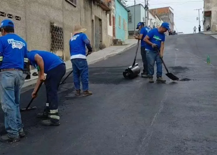 Restituyen vialidad del sector La Ceiba en Santa Teresa del Tuy
