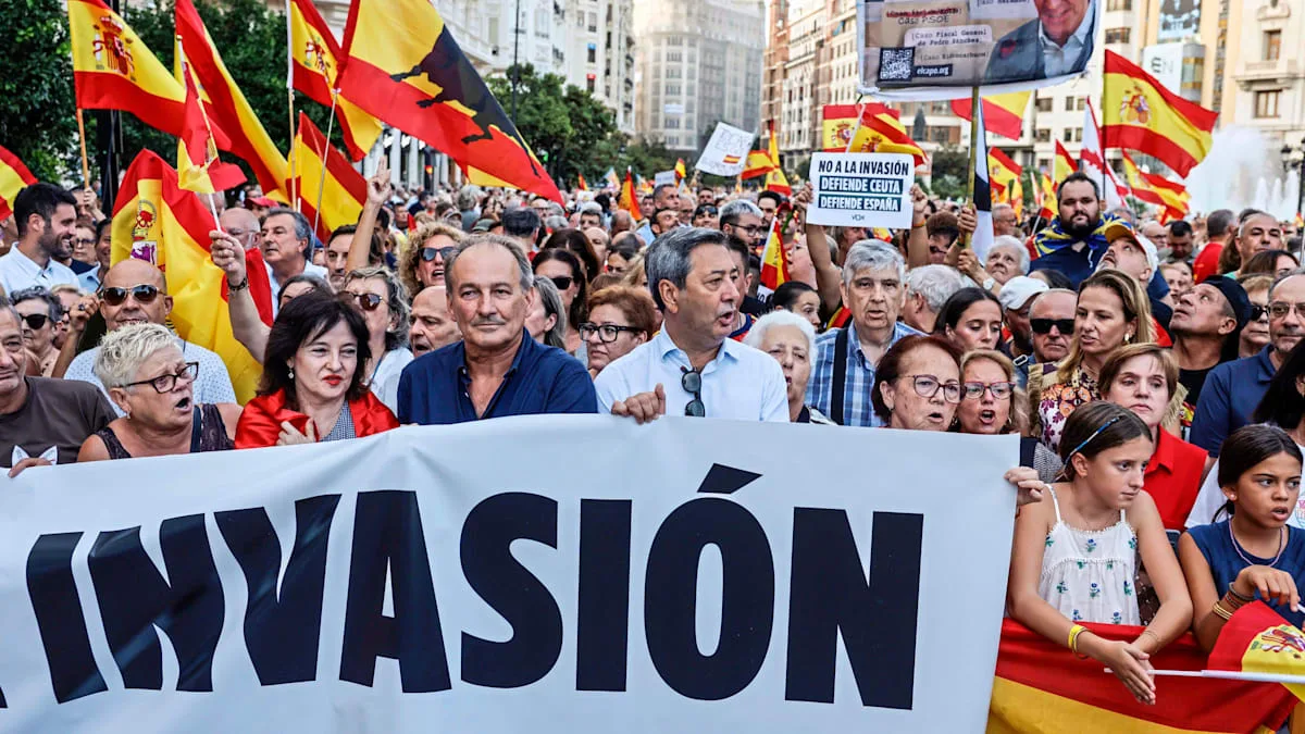 „Ceuta ergibt sich nicht“ – Spanier demonstrieren gegen „Invasion“ und Sánchez
