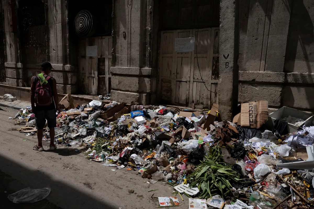 La cubana que enfermó siete días y culpa a las calles de su barrio: basura, aguas albañales y una ciudad que "está muriendo"