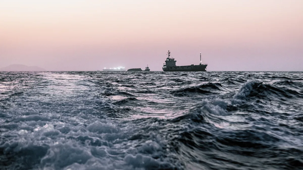 130 navires par jour avant la guerre contre 12 aujourd'hui: le trafic maritime reste extrêmement limité dans le détroit d'Ormuz alors que ni les États-Unis ni l'Iran n'ont prévu de capituler