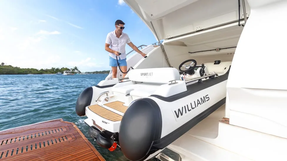 Ils volent en jet privé pour gagner du temps mais n'achètent pas des yachts pour se prélasser dessus: les nouveaux millionnaires de la tech dépensent toujours des fortunes mais pour répondre à de vrais besoins