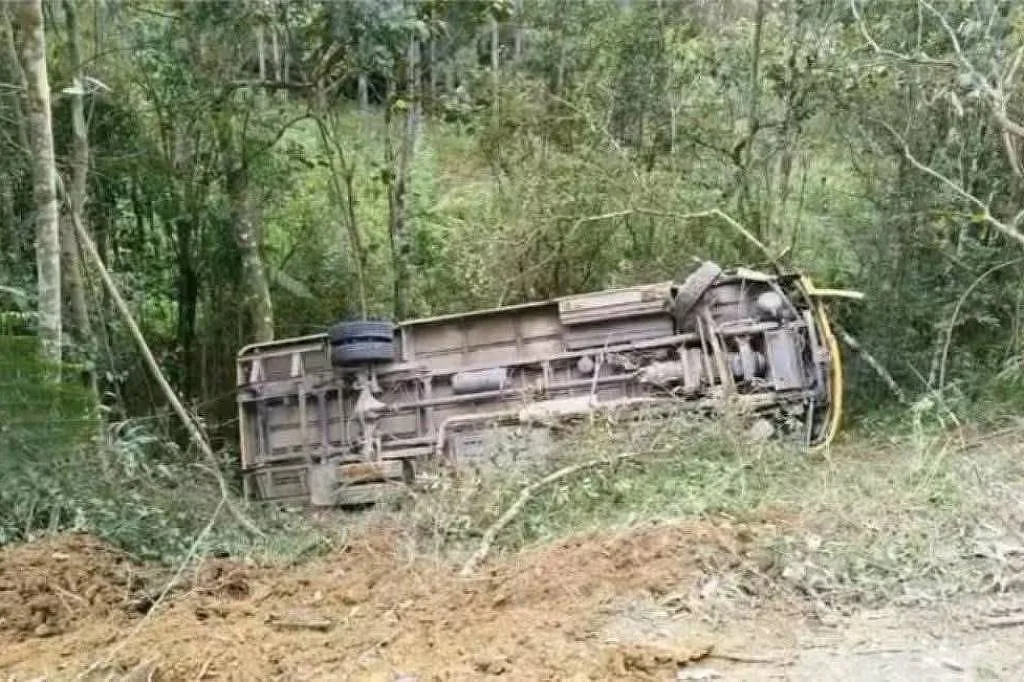 Ônibus escolar cai em ribanceira e deixa duas crianças feridas em SC