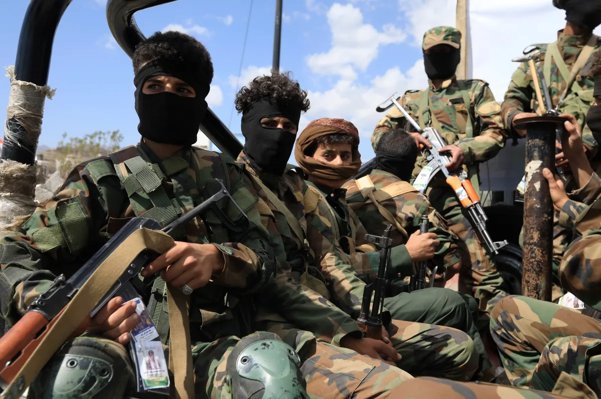 Houthis assumem controlo de ilha estratégica no estreito de Bab el-Mandeb