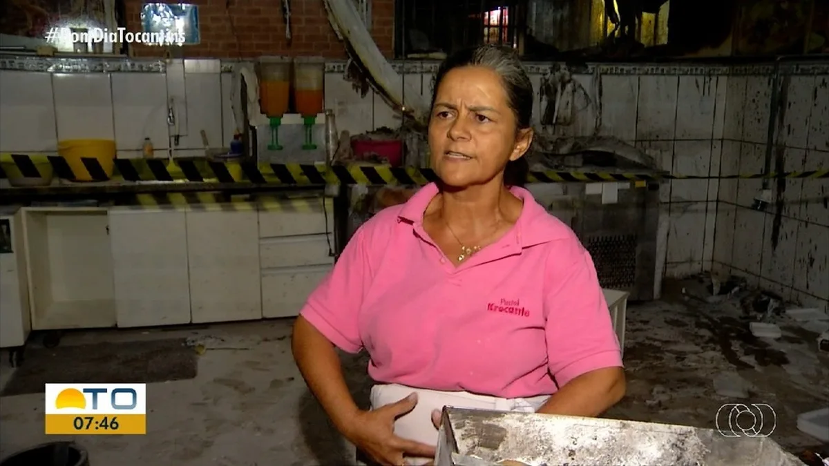 Incêndio destrói barraca de feirante que paga faculdade de medicina das filhas vendendo pastéis: 'Acabou com tudo'