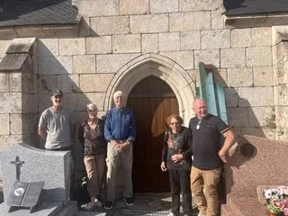 Après s’être marié dans ce village breton, un couple d’Américains finance la rénovation de la porte de son église