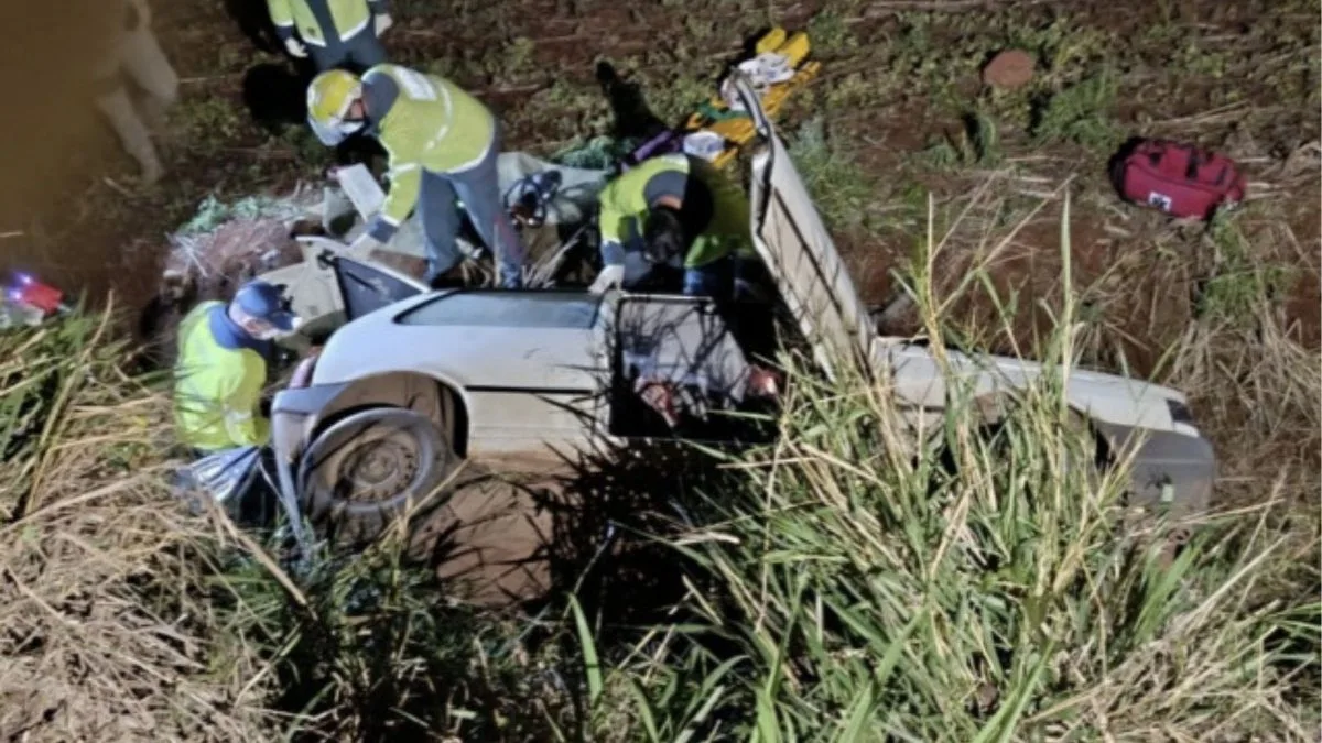 Motorista fica preso após carro cair em barranco durante a madrugada no interior de SC