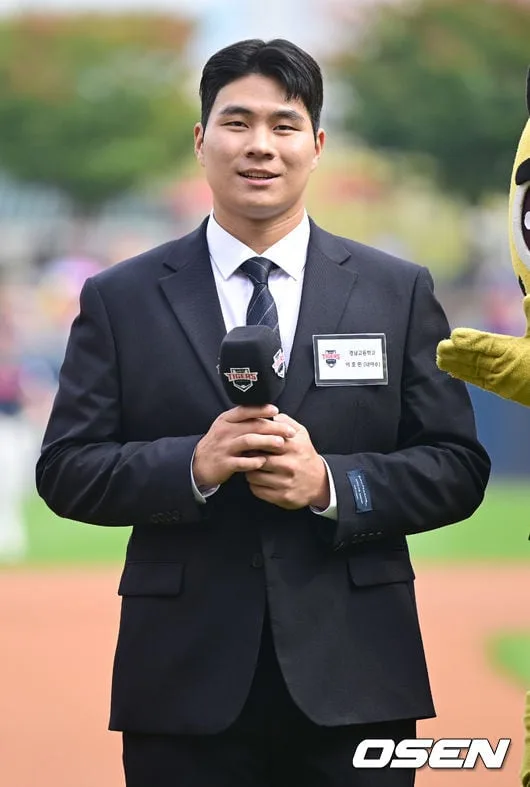 [사진]KIA 2027 1라운드 신인 이호민, '광주 홈 팬들에게 인사 전하며'