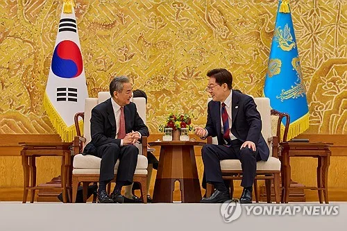 李대통령, 中 왕이에 "한반도 문제 긴밀한 소통 이어가달라"