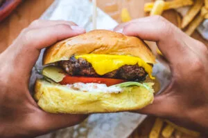 Fast food não pode ser refeição diária de empregados, afirma TRT-3
