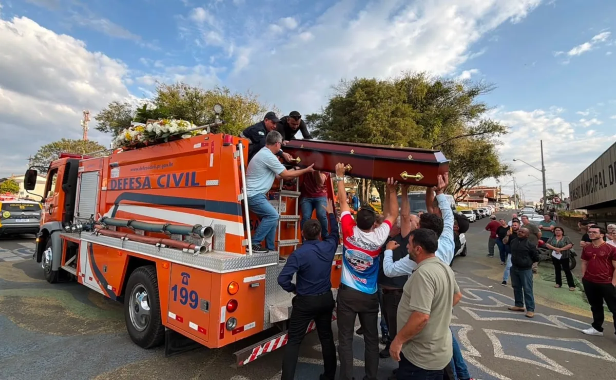 Motorista do micro-ônibus que dedicou parte da vida à comunidade chega ao cemitério em caminhão da Defesa Civil e é sepultado em Imbituva