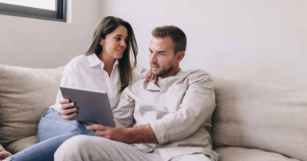 ¿50/50 o proporcional? La fórmula para repartir los gastos en pareja cuando uno gana más