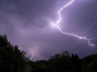 Rafales jusqu’à 95 km/h, chutes de grêle et fortes pluies possibles : le Maine-et-Loire en alerte aux orages violents