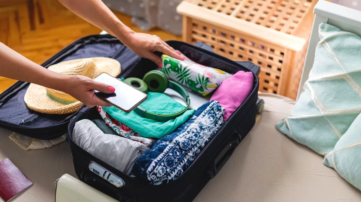 "Ça m'a pris une vingtaine de minutes" : l'IA de plus en plus utilisée pour planifier ses voyages, bonne idée ou mauvais plan ?