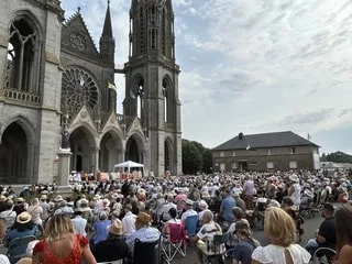 REPORTAGE. À Pontmain, 3 000 pèlerins pour une messe de l’Assomption dans un été caniculaire