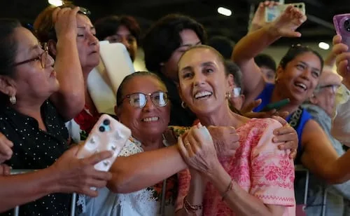 Sheinbaum afirma que hay recuperación de la dignidad y orgullo de ser mexicano con la 4T; paso del 58% al 90%, según encuesta
