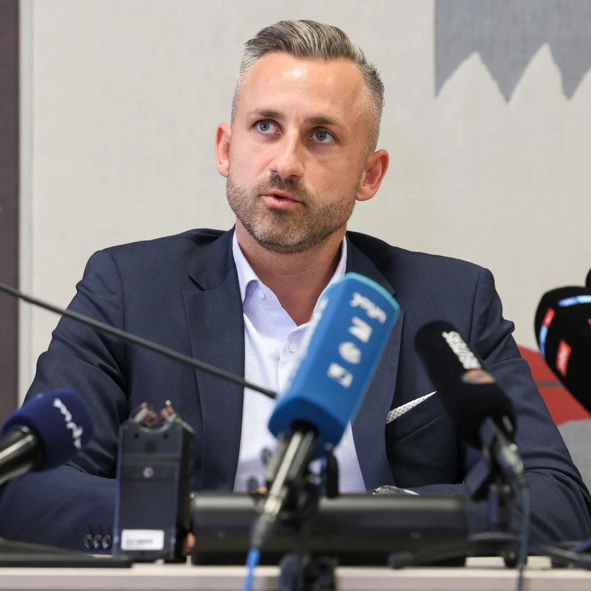 Abschiebungen - AfD-Fraktionschef Siegmund sorgt mit Aussage zu Rüstungsgütern für Empörung - scharfe Kritik auch vom BSW