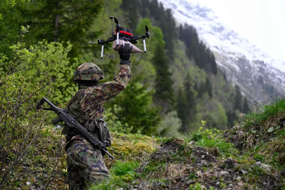 Suiza prepara un batallón de drones para 2028 y eleva la prioridad de la tecnología militar