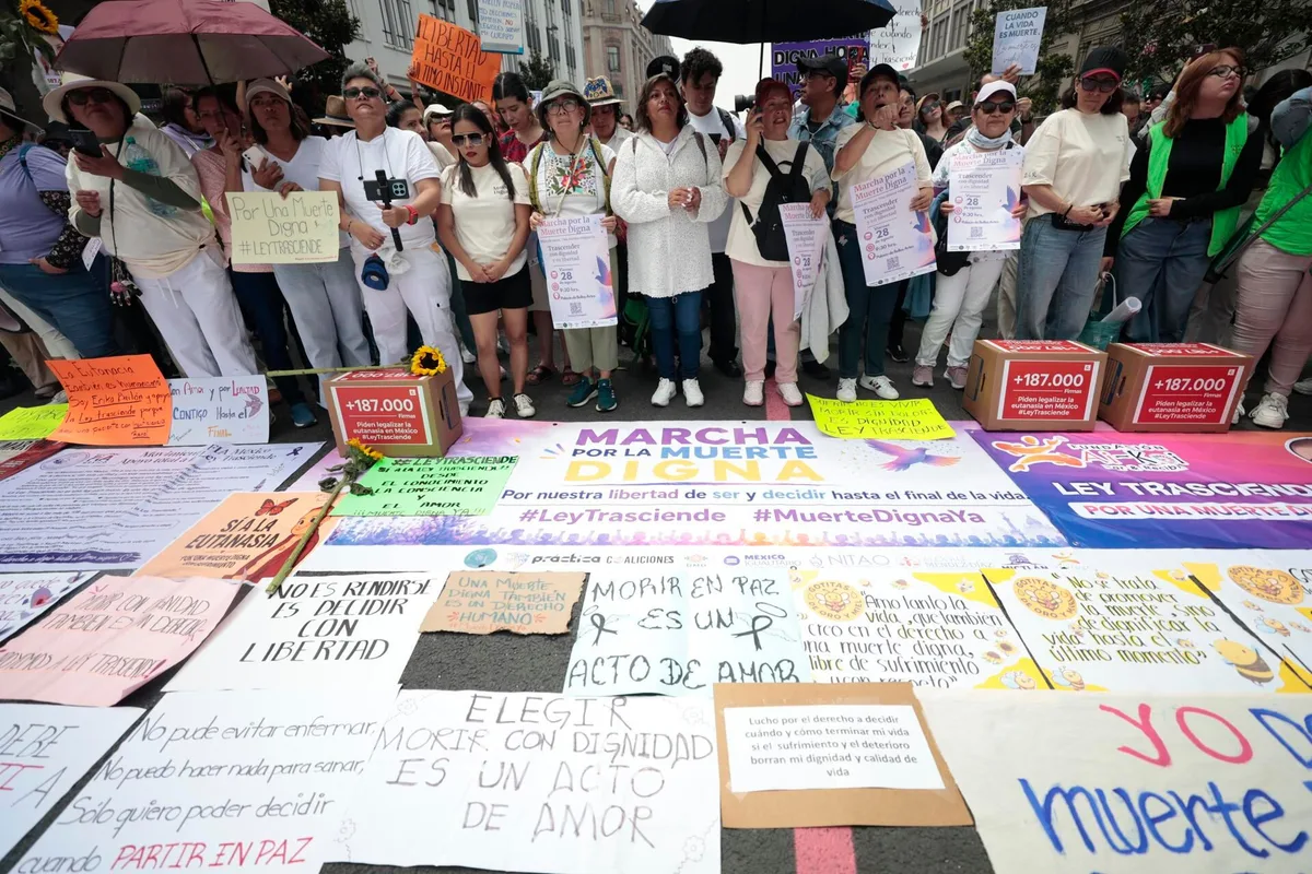Iniciativa de ‘Ley Trasciende’ en CDMX es entregada a Brugada, tras marcha por una muerte digna