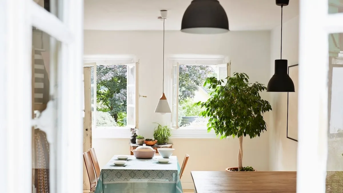 Gemütliches Beisammensein am Tisch - Hängt Ihre Lampe richtig? Der Abstand macht’s