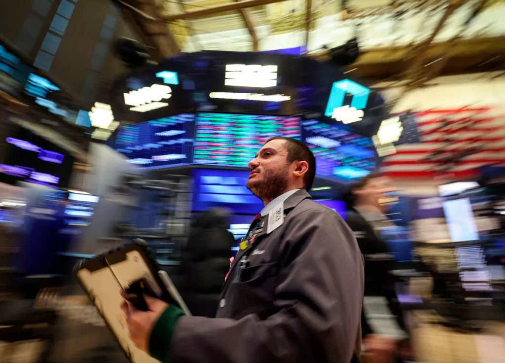 Bolsas abrem terça-feira sob efeito do recuo do petróleo, com atenções viradas para PMI e cimeira Trump-Xi