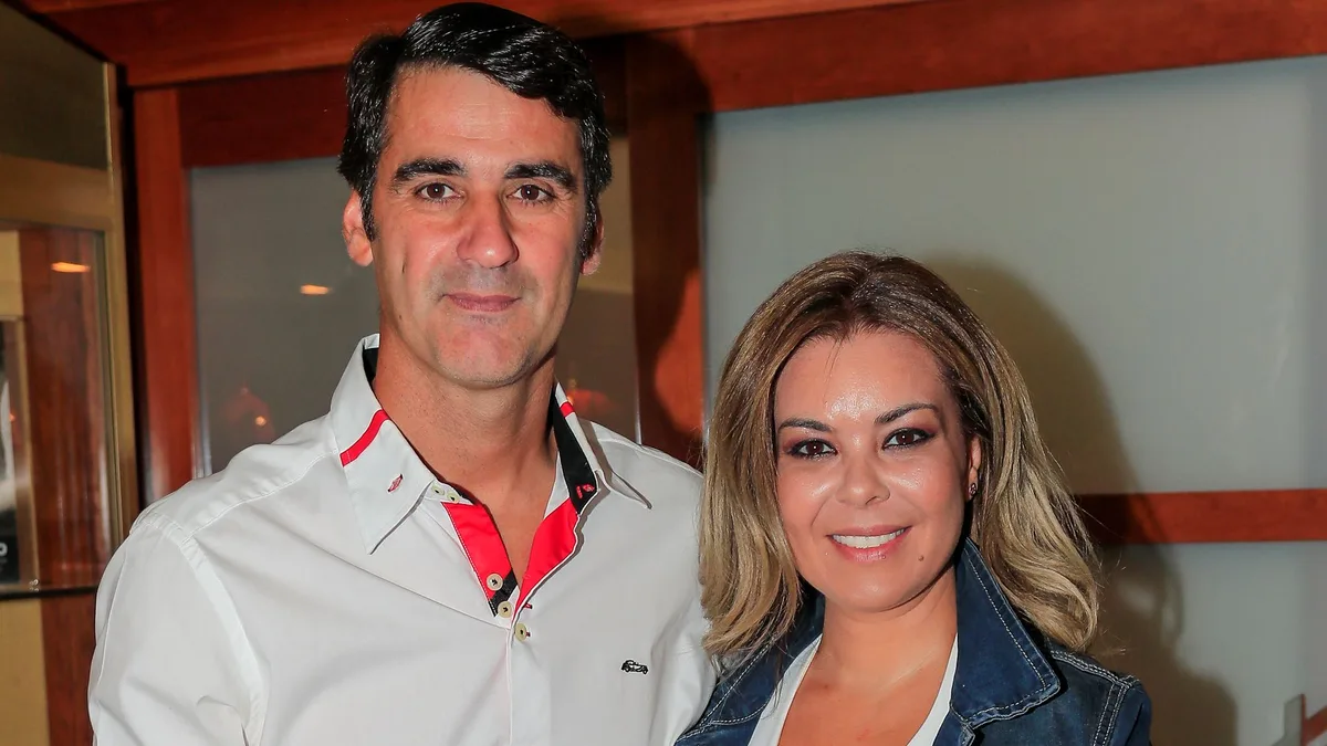 María José Campanario vuelve a casa tras su aventura de 2 meses por Asia mostrando sus canas y un emocionante reencuentro