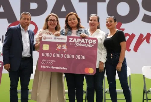 Regreso a clases: Ecatepec arranca programa "Zapatos para el Bienestar"; entregan tarjetas para que familias compren calzado para estudiantes