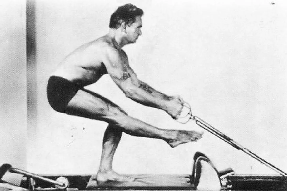 Joseph Pilates, creador del método de entrenamiento, 59 años: “Los hábitos incorrectos en el día a día son los responsables de la mayoría de las dolencias”