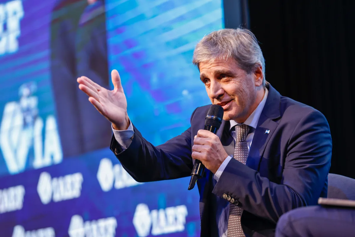 Luis Caputo negó las versiones sobre una posible salida del Gabinete: “Quedate tranquilo que no voy a renunciar”