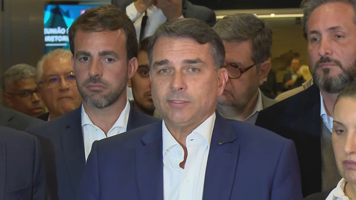 ‘Vocês vão parar no tempo? Não sou eu que tenho que prestar conta, é o Lula’, diz Flávio Bolsonaro sobre contas do filme ‘Dark Horse’