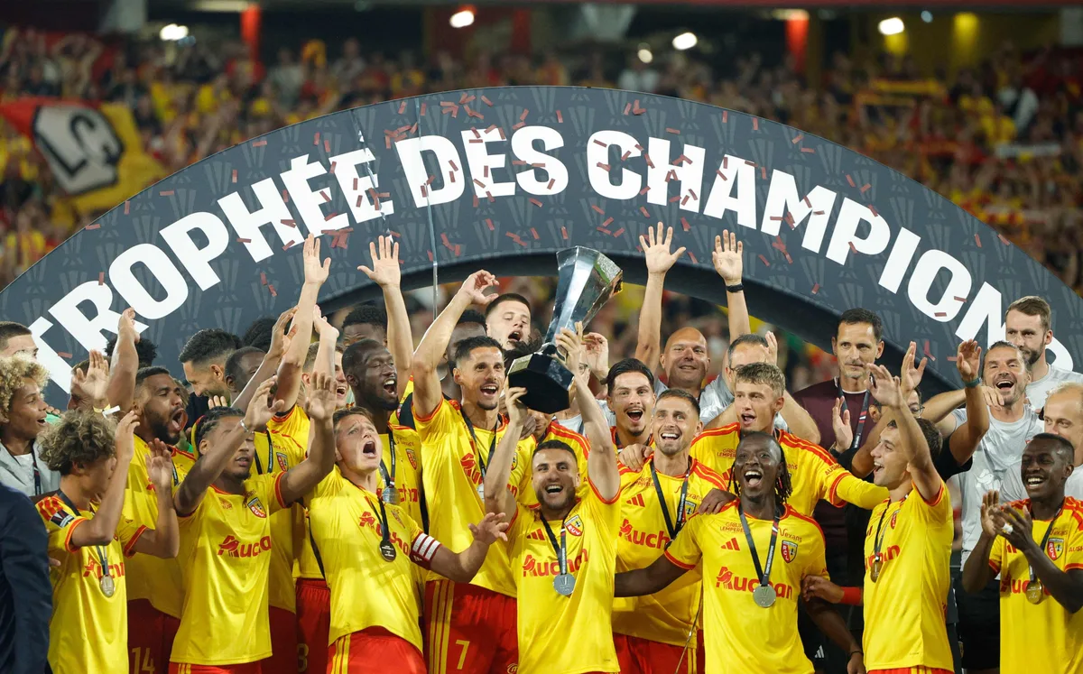 Lens campeón de la Supercopa de Francia: venció al imbatible PSG jugando más de un tiempo con 10 futbolistas