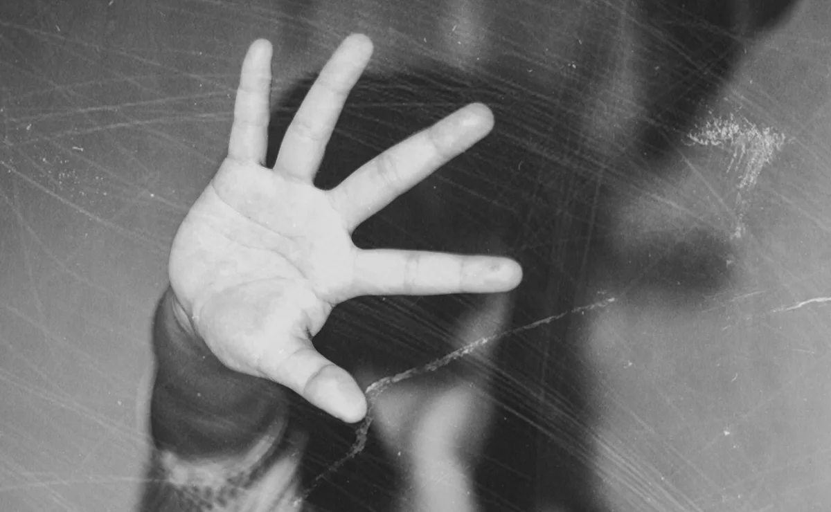 Homem ignora ordem judicial e acaba preso por descumprir medidas protetivas contra adolescente de 17 anos