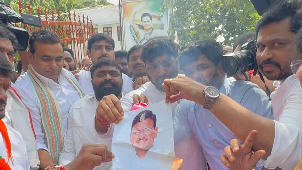 Congress burns effigy of BRS MLC Tata Madhusudhan, demands immediate dismissal from Telangana Council