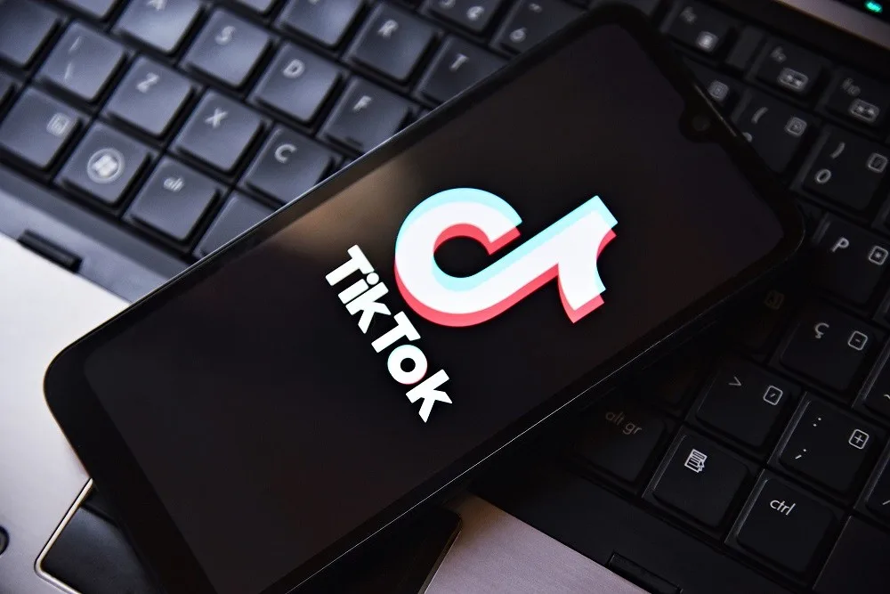Agência federal multa TikTok em R$ 153,7 milhões por falhas na proteção de menores
