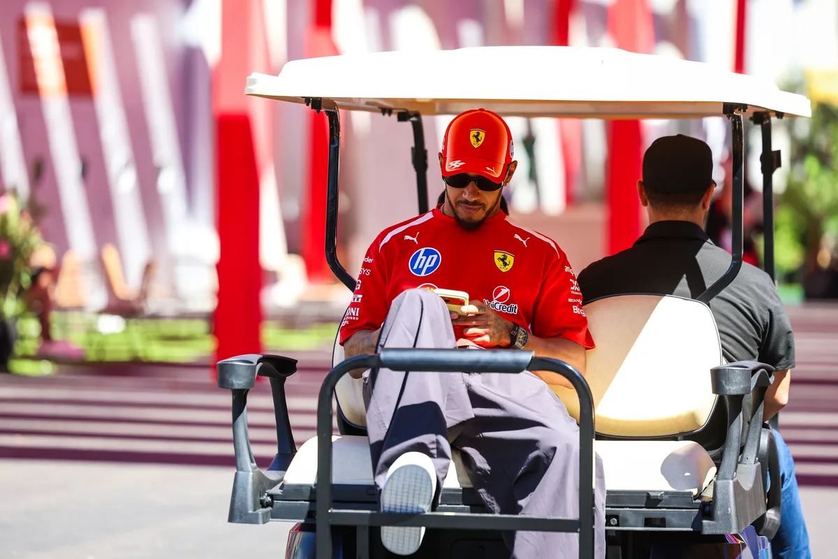 El paddock XXL de Madring despierta con la lengua fuera: 'buggies' de golf para moverse, tortillas formato F1 y la sala de prensa más grande del Mundial