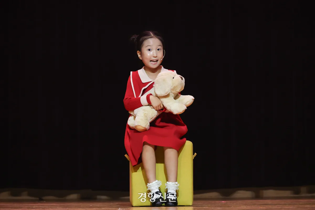 ‘Tomorrow’를 열창하는 초등부 김수연