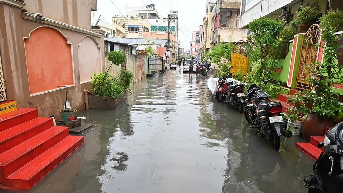 GMC deploys 3,000 workers to tackle heavy rain in Guntur