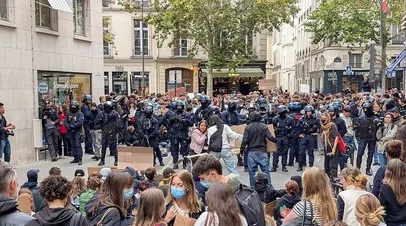 В Париже, Страсбурге и Ренне из-за протестов прерваны занятия в ряде школ