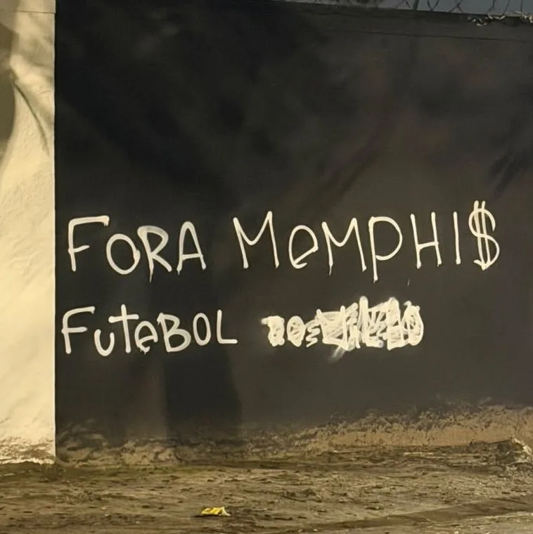 Muro da sede do Corinthians é pichado após eliminação na Libertadores: "Fora Memphis"