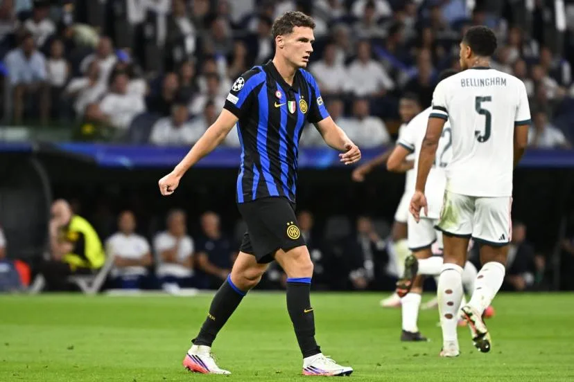 Benjamin Pavard défile à la Fashion Week de Milan avec le maillot de l'Inter