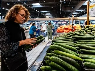 Parfois plus chers, plus petits… Avec les canicules et la sécheresse, des tensions sur les fruits et les légumes