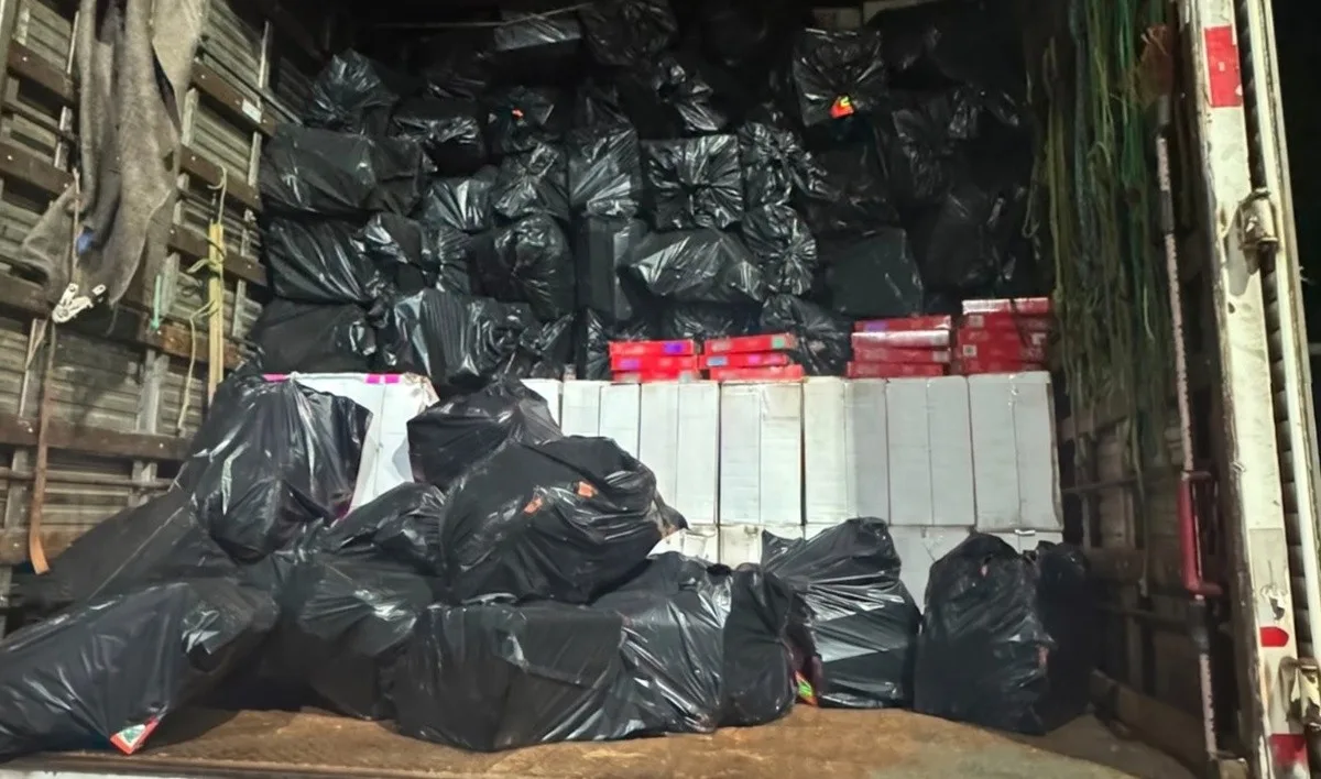 Mais de 25 mil pacotes de cigarros contrabandeados são apreendidos e um homem é preso, no Agreste da PB