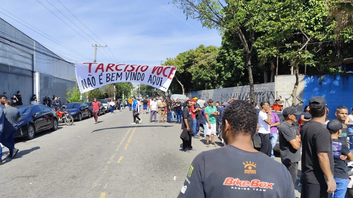 Manifestantes protestam contra Tarcísio na porta de clube do Sindicato dos Metalúrgicos de Osasco