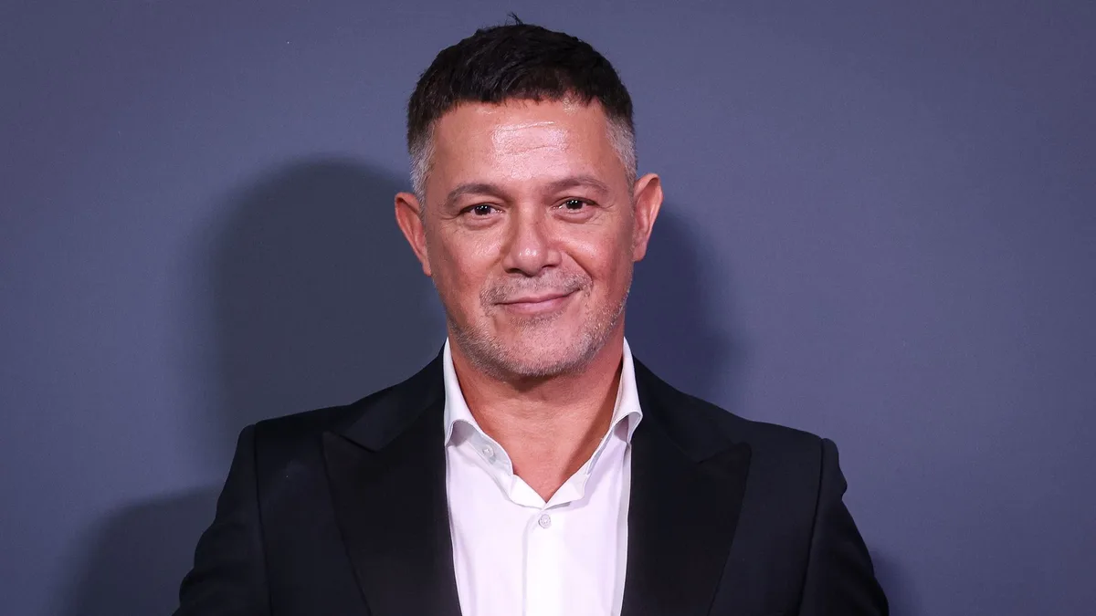 Alejandro Sanz evoca a su profesora de Lengua y una experta explica por qué hay docentes que dejan huella: "Pueden ayudarnos a encontrar nuestro camino"